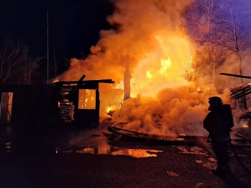 Ogień strawił doszczętnie drewniany budynek