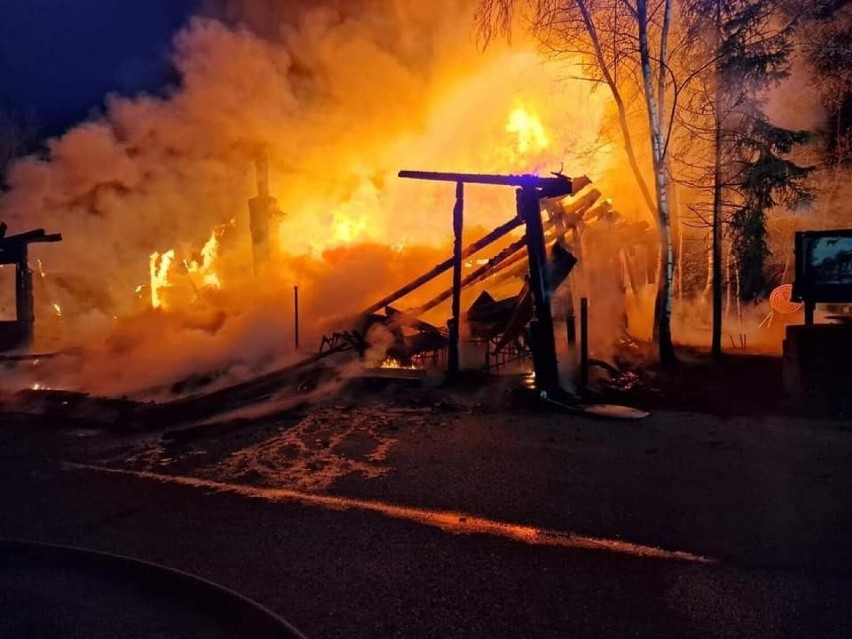 Ogień strawił doszczętnie drewniany budynek