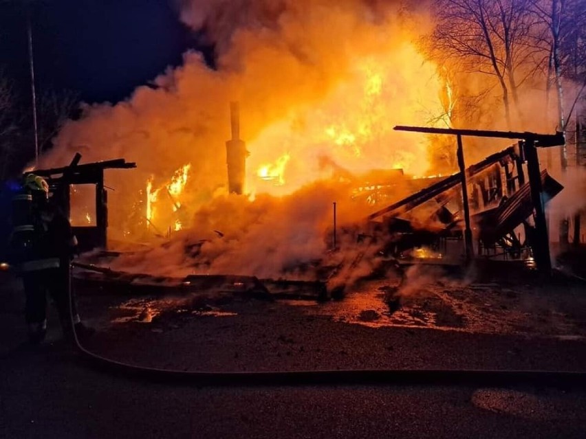 Ogień strawił doszczętnie drewniany budynek