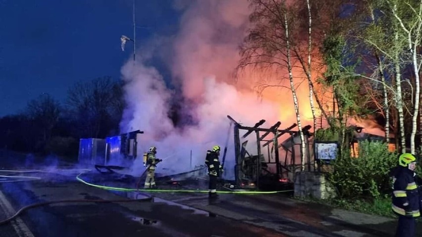 Ogień strawił doszczętnie drewniany budynek