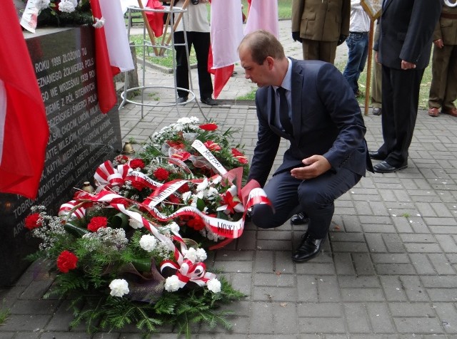 Rocznica wybuchu Powstania Warszawskiego w Radomsku - kwiaty przed Pomnikiem Grobem Nieznanego Żołnierza