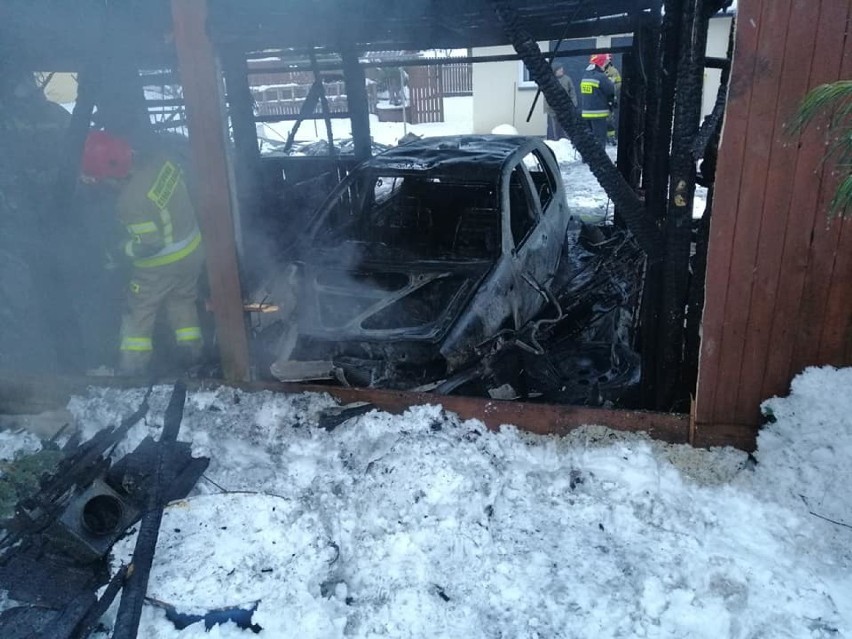 Pożar garażu w Krasnopolu. Spłonęły budynek i auto [Zdjęcia]