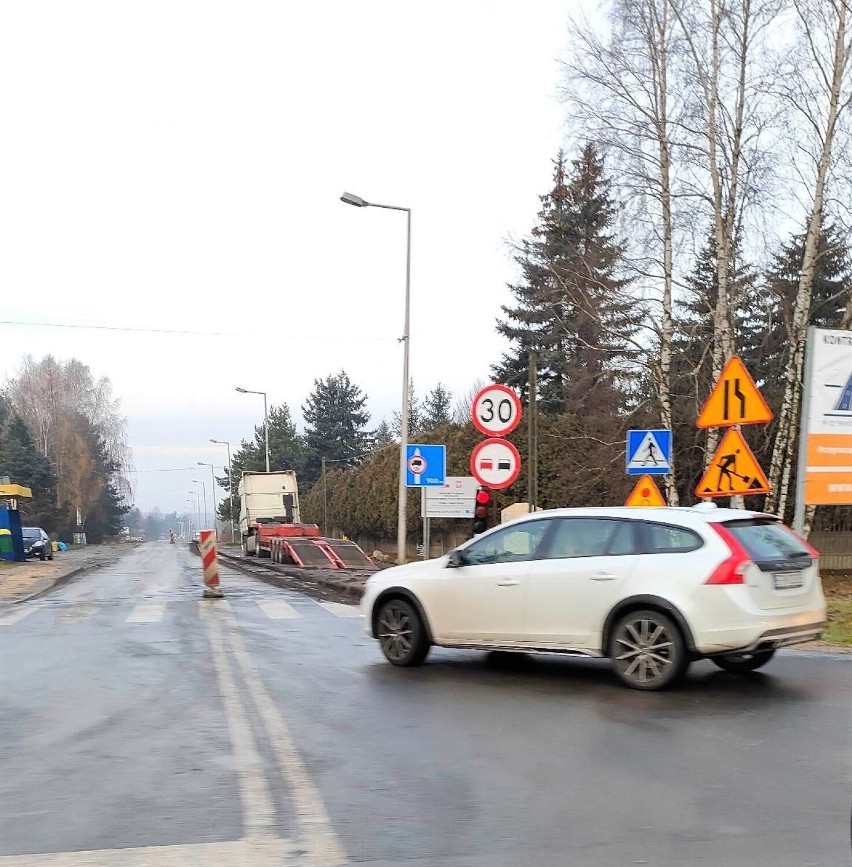 Trwa przebudowa drogi z Tomaszowa nad Zalew Sulejowski. Pierwsze odcinki ścieżki rowerowej już są [ZDJĘCIA]
