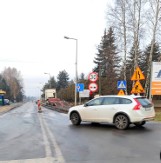 Trwa przebudowa drogi z Tomaszowa nad Zalew Sulejowski. Pierwsze odcinki ścieżki rowerowej już są [ZDJĘCIA]