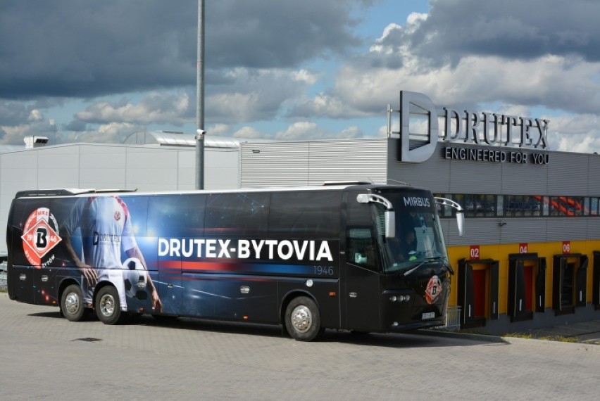 Odświeżony autokar Drutex-Bytovii. Pojazd po niemal dwóch latach zmienił swój wygląd [FOTO] 