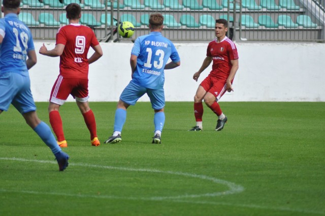 MKP Szczecinek (czerwone stroje) w meczu z Błękitnymi II Stargard
