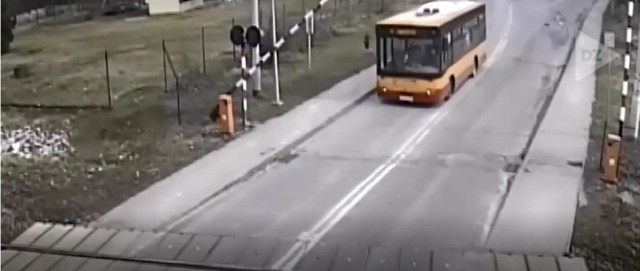 Autobus wjechał na przejazd kolejowy pomimo czerwonego światła i opadających szlabanów