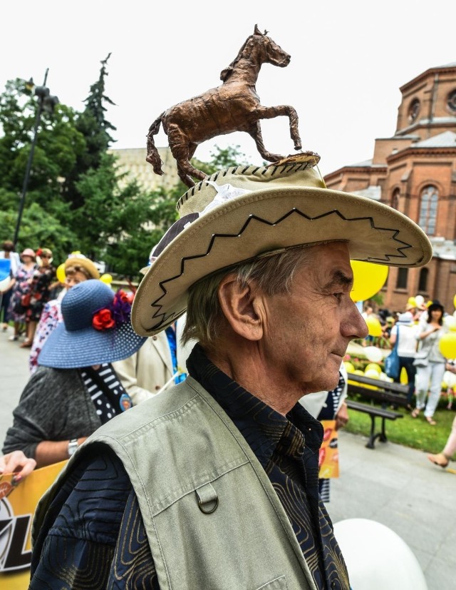 Studenci z Uniwersytetów Trzeciego Wieku, przystrojeni w zmyślne nakrycia głowy, pomaszerowali z Placu Wolności na Wyspę Młyńską. Jak w latach poprzednich, tak i w tym roku seniorzy wykazali się ogromną pomysłowością. 

Oprócz tradycyjnych kolorowych i "ukwieconych" nakryć głowy na ich głowach mogliśmy podziwiać dzieła sztuki – w kształcie tortu urodzinowego, kwietniki, kapelusze kowbojskie czy sombrero, a także w formie platformy, na której młoda kobieta robi pranie. Pojawiły się także bocianie gniazda oraz kapelusze przypominające hinduskie nakrycia głowy. 

Zabawę na Wyspie Młyńskiej uświetniły grupy artystyczne Uniwersytetów Trzeciego Wieku oraz konkurs na najładniejszy kapelusz.


Słoń Leon typuje wynik meczu Polska-Senegal


