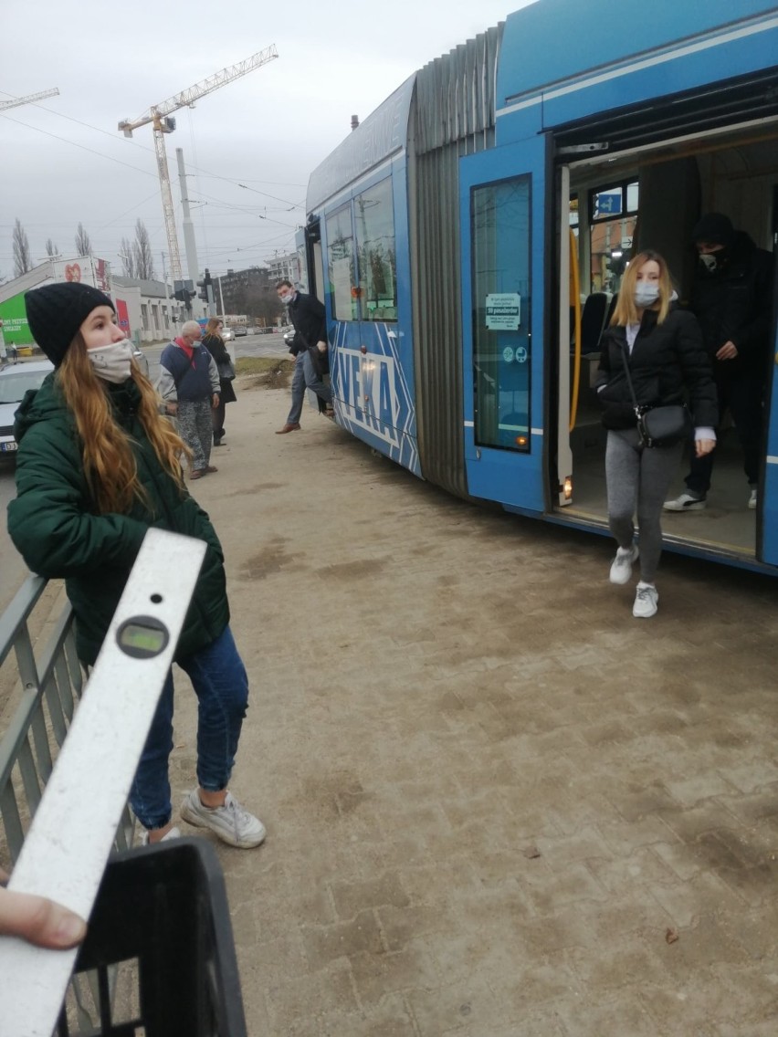 Wykolejenie we Wrocławiu. Tramwaj wjechał prosto na peron...