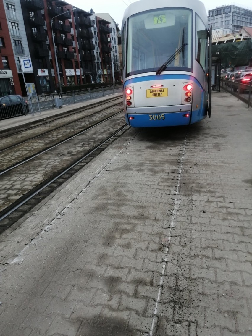 Wykolejenie we Wrocławiu. Tramwaj wjechał prosto na peron...