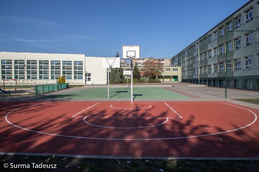 Stargardzki Budżet Obywatelski. Nowe boisko do minikoszykówki i urządzenia siłowni plenerowej przy Szkole Podstawowej nr 5 w Stargardzie