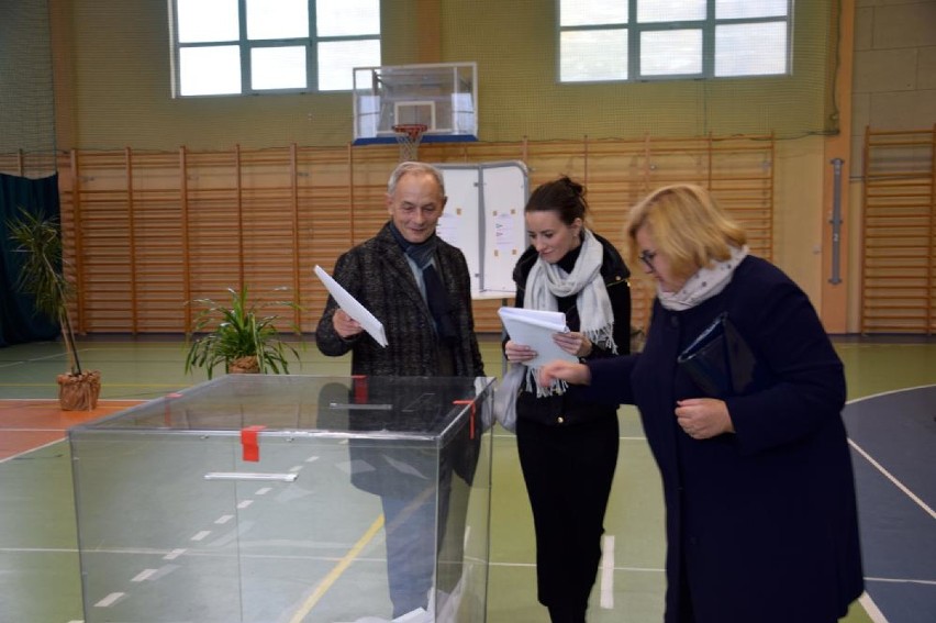 Wybory samorządowe 2018. Mieszkańcy Oleśnicy i Chodzieży głosują (ZDJĘCIA)