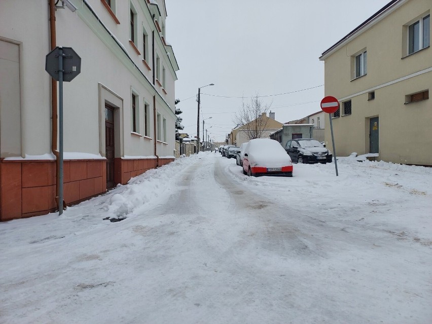Atak zimy w Opatowie. Trudne warunki na ulicach w mieście. Jest ślisko. Zobacz zdjęcia 