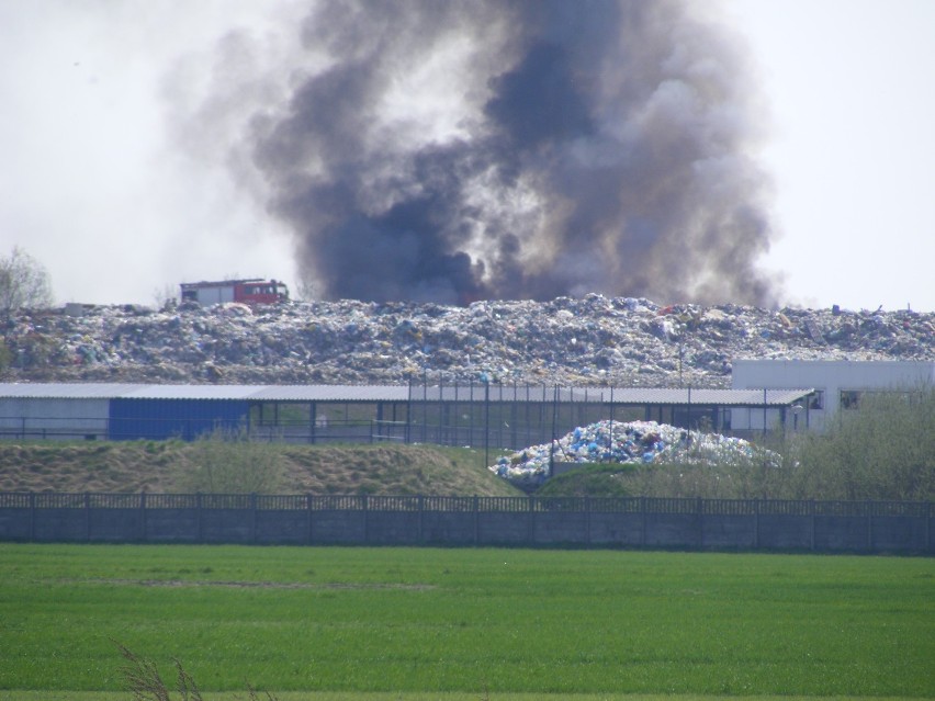 KRÓTKO: Na tarnogórskim wysypisku zapaliły się śmieci