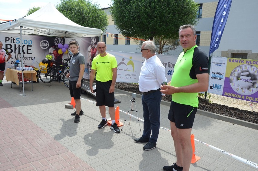 Mariusz Grabski z Lublina jedzie rowerem  dookoła Polski aby pomóc dzieciom z Włodawy