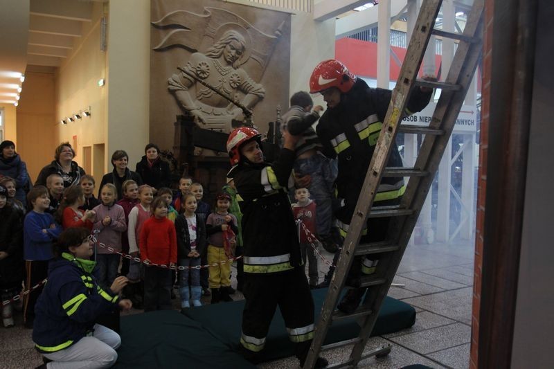 Mysłowice: Nowe eksponaty Muzeum Pożarnictwa opanowali uczniowie SP 2 i Domu Dziecka [ZDJĘCIA]