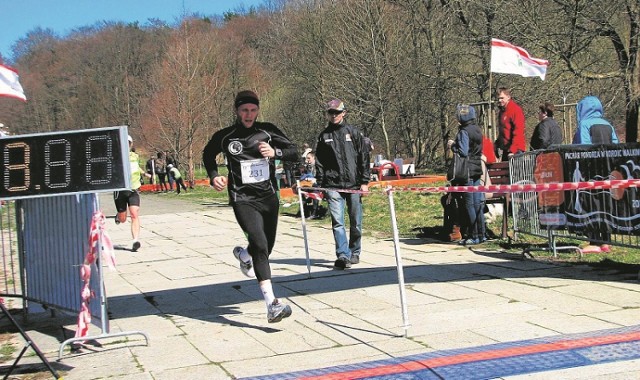 Rafał Ryśkiewicz dobiega do mety. Tutaj na Koszalińskim Biegu Górskim