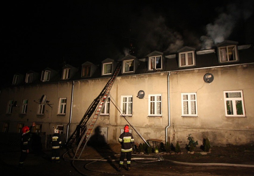 Pożar na Wiejskiej, kilka osób w szpitalu