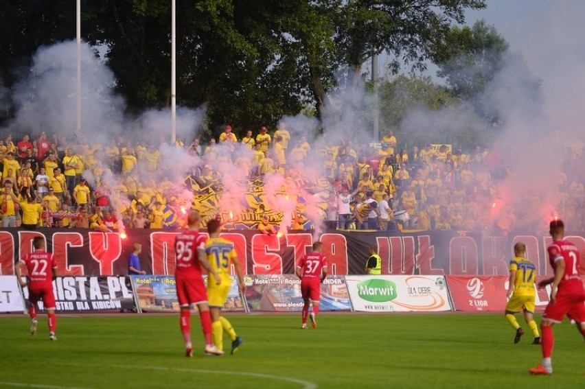 Zamieszki przed meczem Elana-Widzew! Policja użyła gazu [ZDJĘCIA]