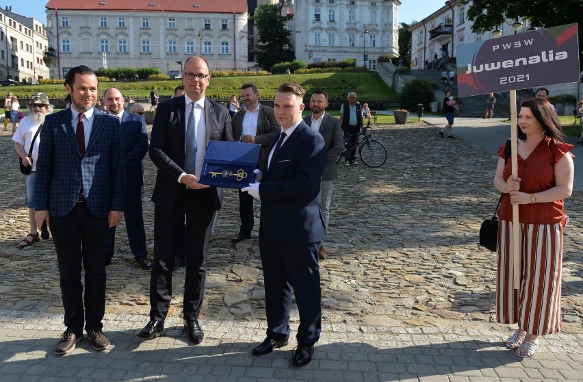 Juwenalia 2021 w Przemyślu. Studenci PWSW odebrali klucze do miasta i przeszli ulicami Przemyśla [ZDJĘCIA]