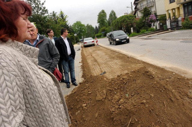 Kolejny problem z jakim borykają się na Konstantynowie to budowa osiedla w wąwozie. Miasto wydało zgodę, aby dojeżdżać tam mogły ciężkie, bo ważące nawet 32 tony samochody. Ich ruch odbywa się po wąskiej ul. Powstania Styczniowego. - Przy tej drodze stoi zakaz wjazdu samochodów cięższych niż 3,5 tony, a miasto wydało zgodę dla pojazdów prawie 10 razy cięższych - oburza się Matra Stasiak.