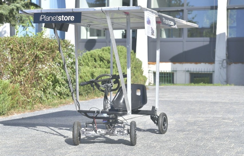 Trwają Radomskie Dni Techniki. Były wykłady oraz prezentacja wyróżnionego w konkursie pojazdu solarnego