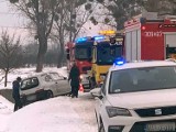 Karczów. Fiat wypadł z brukowanej drogi. 72-letni kierowca ukarany mandatem