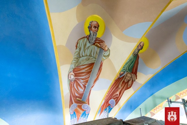 Podczas trwającej renowacji wnętrz zgierskiej fary odkryto nieznane wcześniej malowidła z wizerunkami apostołów. Więcej na kolejnych zdjęciach