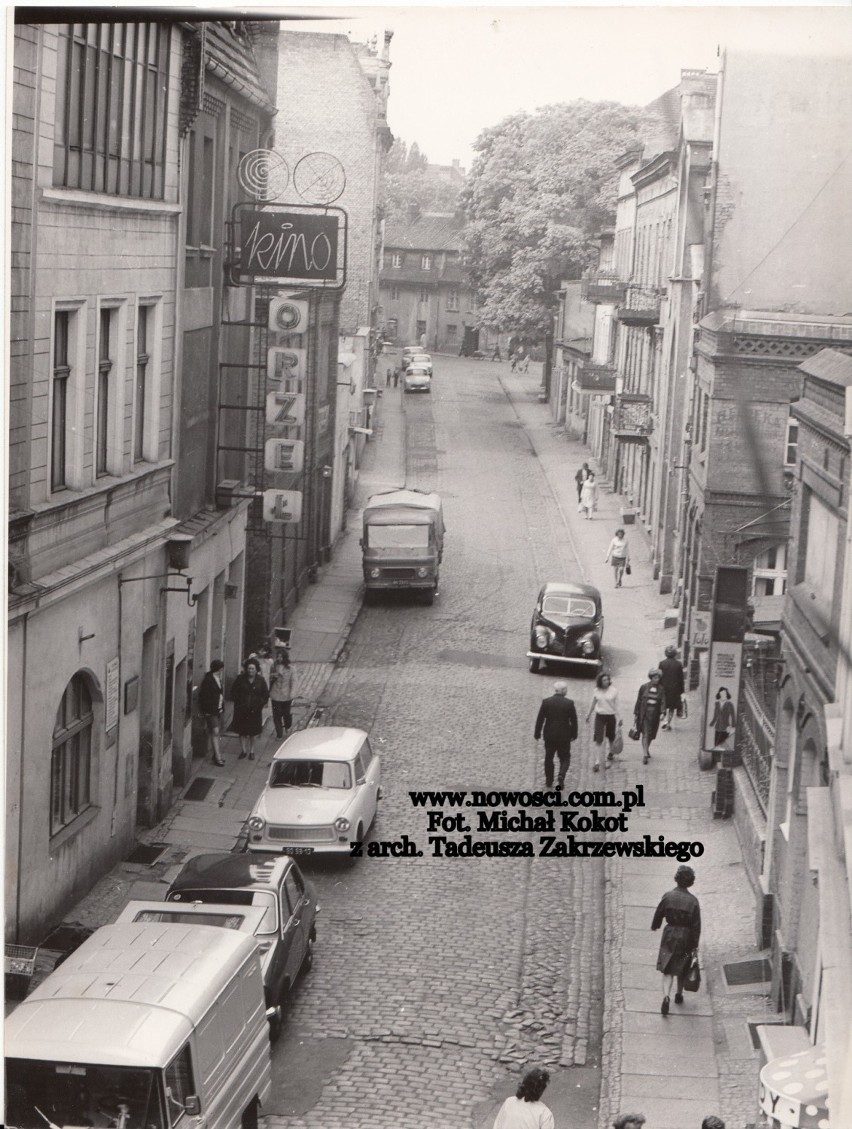 Ulica Strumykowa z neonem kina Orzeł, widocznym napisem...