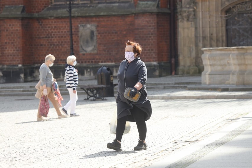 Zamaskowana Legnica. Mieszkańcy stosują się do nowych zasad [ZDJĘCIA]