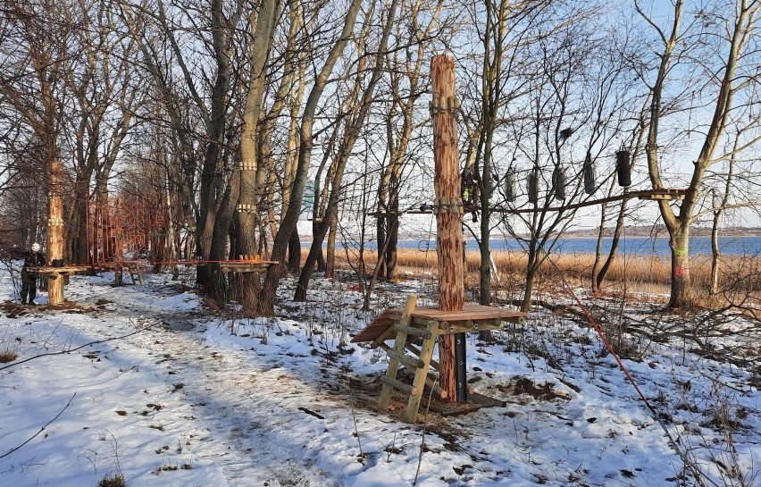 Park linowy nową atrakcją nad Jeziorem Tarnobrzeskim. Otwarcie już tym sezonie (ZDJĘCIA)