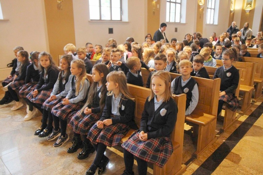 Pasowanie na uczniów - szkoły podstawowej i liceum - w szkole katolickiej w Chełmnie. Zdjęcia