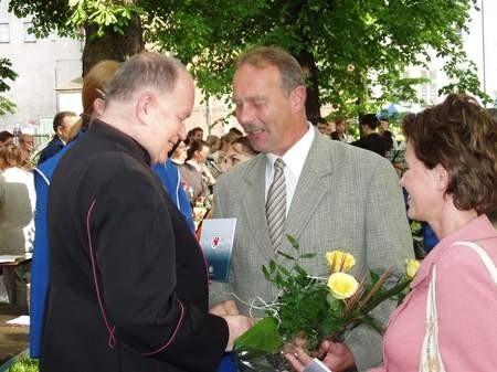 Ks. Piotr Wysga został niemal zasypany różami.