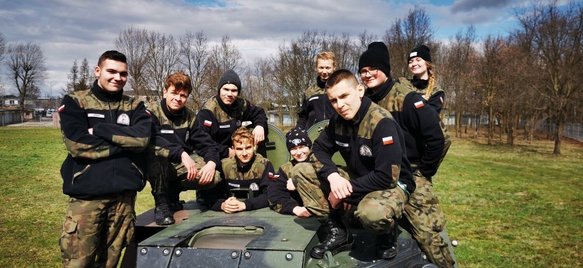 Młodzi kadeci z Bierutowa z wizytą w oleśnickim wojsku 