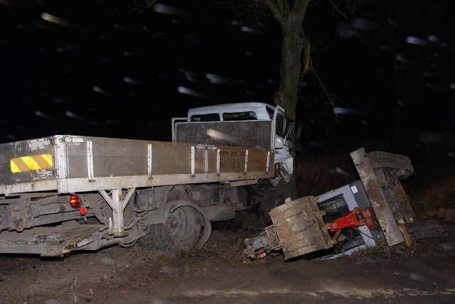 Wczoraj (09.11) około 19:00 dyżurny wąbrzeskiej komendy Policji otrzymał telefoiczną informację od przypadkowego świadka o wypadku drogowym w Niedźwiedziu. Natychmiast pojechali tam policjanci drogówki. Na miejscu zastali samochód ciężarowy mercedes rozbity na drzewie, leżącą obok niego mini koparkę oraz dwóch mężczyzn trzymających trzeciego.  Jak się okazało byli to kierowca i pasażer ciężarówki trzymający pijanego rowerzystę. Z relacji osób jadących ciężarówką, rowerzysta jechał nieoświetlonym rowerem i kiedy go wyprzedzali, jadący rowerem w pewnym momencie zatoczył się i zjechał do środka drogi. Kierowca ciężarówki, aby nie uderzyć w rowerzystę zjechał na lewą stronę, wjechał do rowu a potem uderzył w drzewo.