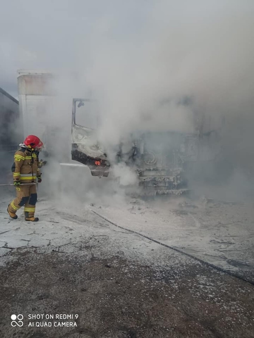 Strażacy z Dębicy gasili pożar ciągnika siodłowego i naczepy na terenie firmy transportowej [ZDJĘCIA]
