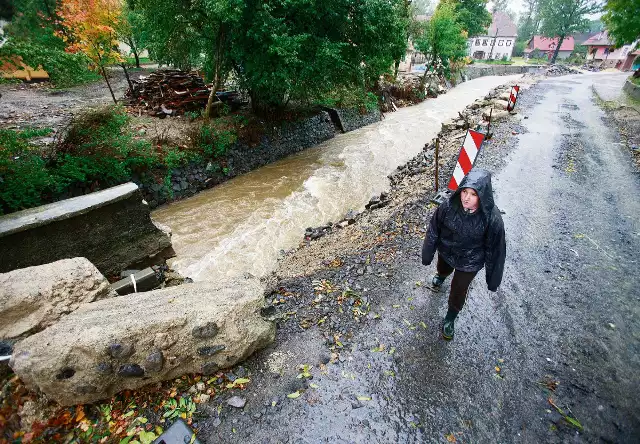 Wielka woda zniszczyła ulice w centrum Bogatyni. Ich naprawa trwa