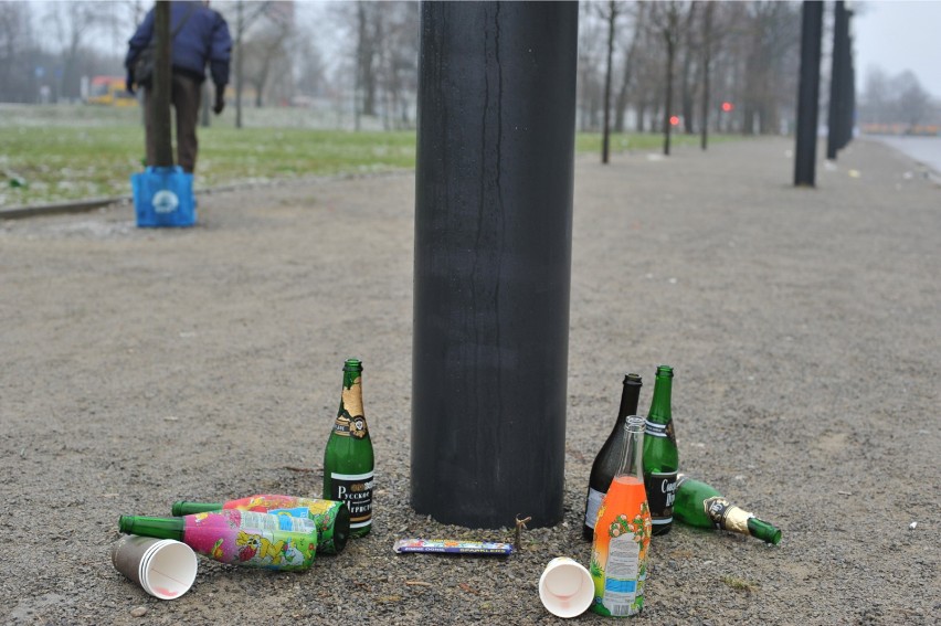 Warszawa po Sylwestrze 2014. Demontaż sceny, puste butelki i...