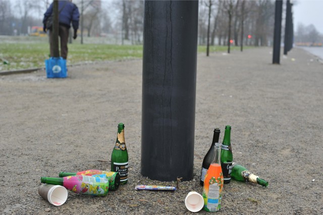 Warszawa po Sylwestrze 2014. Demontaż sceny, puste butelki i opakowania po petardach