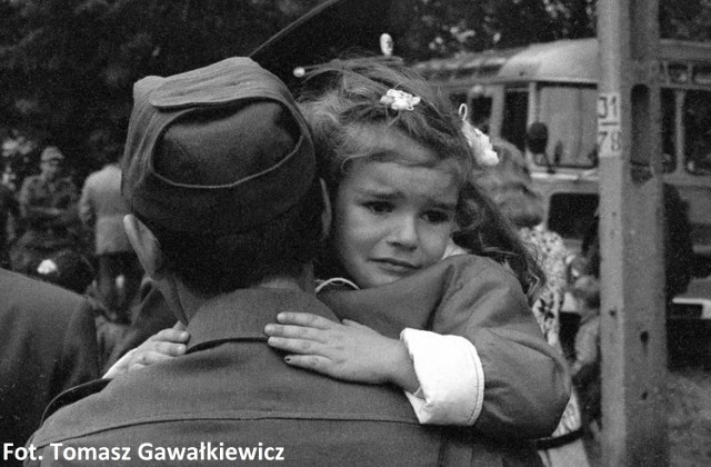 Odjazdy żołnierzy i ich rodzin miały swój niepowtarzalny klimat. Fotografie Tomasza Gawałkiewicza przywołują wspomnienia i ukazują prawdziwe emocje.