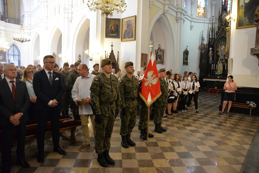 W tegorocznych obchodach wzięli udział licznie zgromadzeni samorządowcy, mieszkańcy i przedstawiciele różnych instytucji oraz żołnierze z 92. Batalionu Lekkiej Piechoty w Kutnie wraz z Orkiestrą Dętą Straży Pożarnej