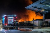 Pożar składowiska z częściami samochodowymi w Rawie Mazowieckiej [ZDJĘCIA]