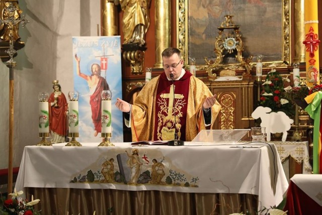 Obchody Triduum Paschalnego w parafii św. Barbary w Krzyżanowie. Wtedy obowiązywało ograniczenie do 5 wiernych w kościele. Nie było jeszcze natomiast obowiązku zasłaniania twarzy.