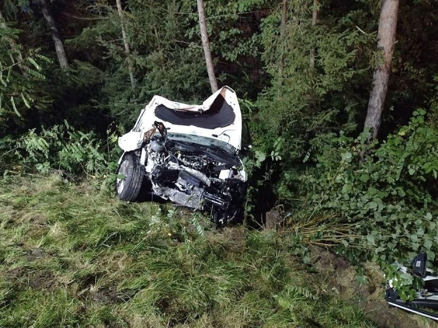 Zabrzeż wypadek. Czołowe zderzenie na drodze wojewódzkiej. Trzy poszkodowane osoby trafiły do szpitala [ZDJĘCIA]