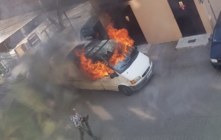 Pożar samochodu dostawczego na ulicy Moniuszki we Włocławku [zdjęcia] 