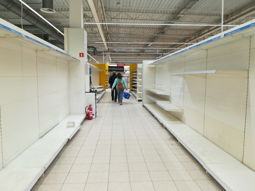 Ostatnie dni supermarketu Tesco przy ul. Majkowskiej w Kaliszu. ZDJĘCIA