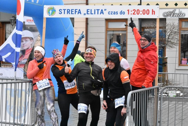 Półmaraton dookoła Jeziora Żywieckiego to jedna z największych imprez biegowych w Polsce. Dziś na starcie stanęło ponad 1200 zawodniczek i zawodników. 

Zobacz kolejne zdjęcia. Przesuwaj zdjęcia w prawo - naciśnij strzałkę lub przycisk NASTĘPNE