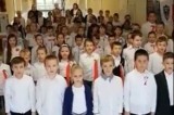 Szkoła do hymnu w kazimierskiej „jedynce”. Posłuchajcie, jak uczniowie wykonali „Mazurka Dąbrowskiego". Aż się prawie mury trzęsły [WIDEO]