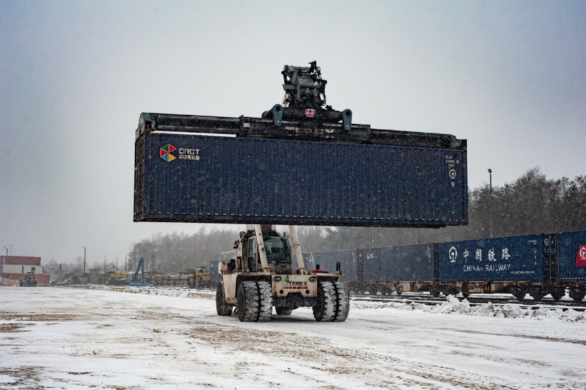 Dwa pociągi z Chin pełne sprzętu medycznego przyjechały do Polski. To wielki transport na zlecenie firmy Zarys z Zabrza