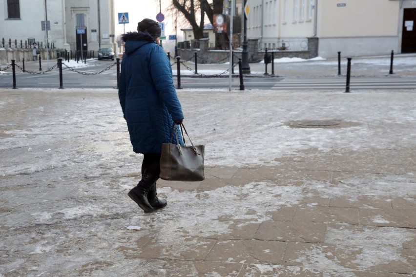 Lód pokrył chodniki i ulice Lublina. Do szpitali trafia więcej osób z urazami, a miasto walczy z trudnymi warunkami na drogach